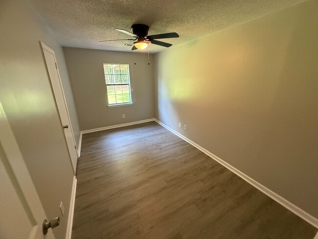 Building Photo - 3820 Donna Dr
