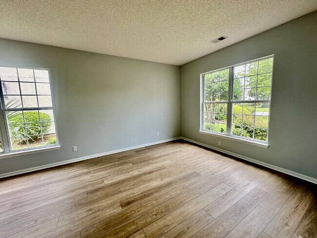 Building Photo - Outstanding Two Bedroom Home in Sun City!