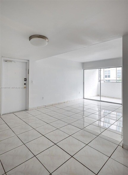 Building Photo - 750 NW 43rd Ave