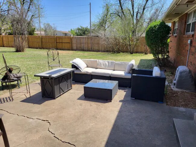 Building Photo - Remodeled 3 bedroom 2 bathroom house with 2 car garage and fenced yard