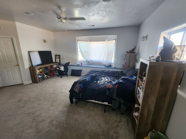 Building Photo - *utilities included* 3 bed 2 bath house in...