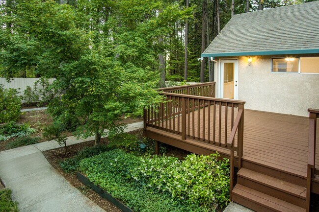 Building Photo - Spacious 3 Bedroom 2 Bathroom Home in Conv...