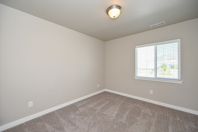 Building Photo - Beautiful Spacious Home in Bluffdale!