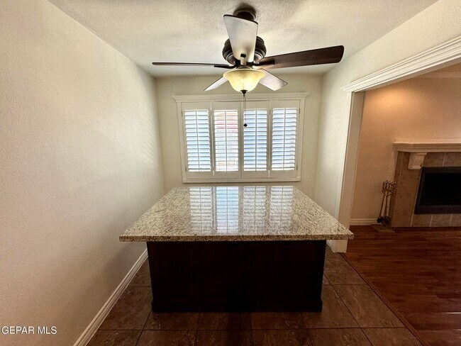 Building Photo - 10288 Lakeview Dr