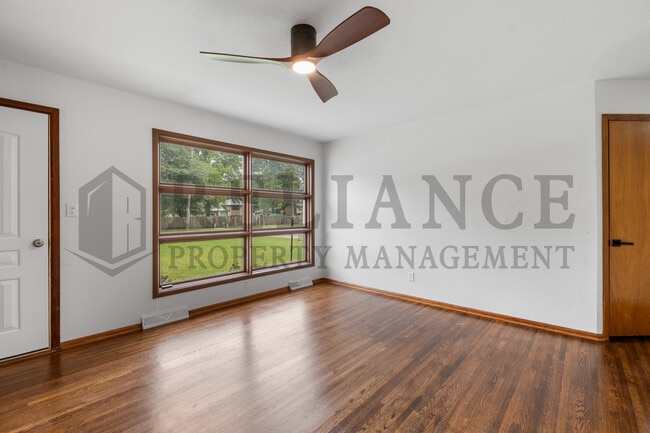 Building Photo - 211 E Meadowlark Rd