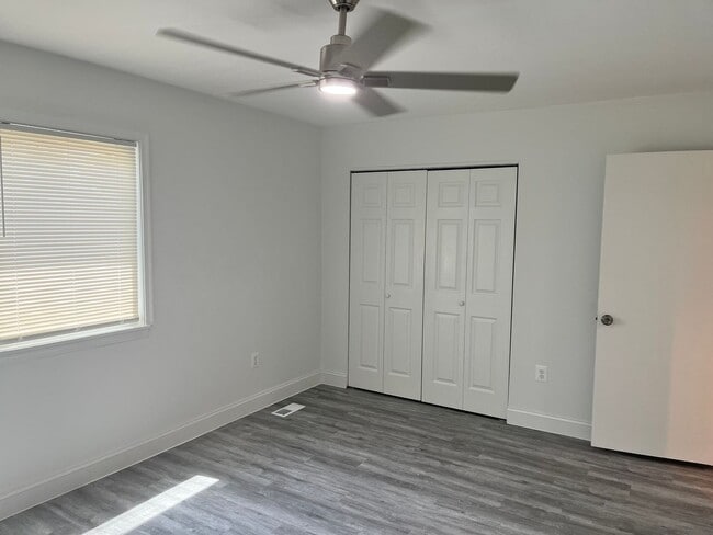 Building Photo - Updated Townhouse In Herndon