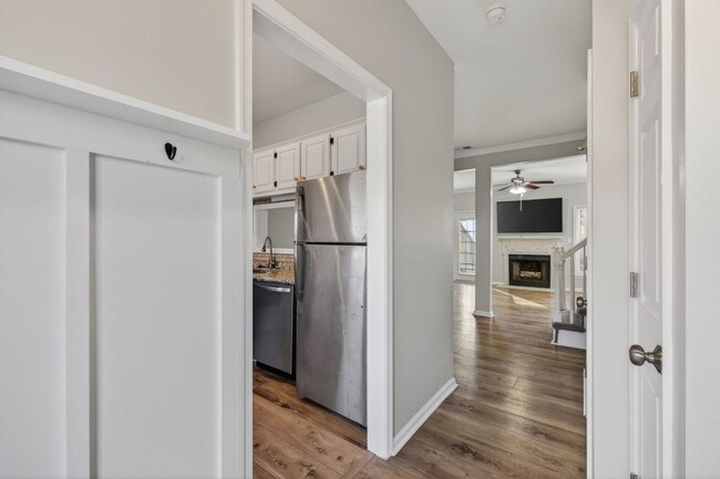 Building Photo - 729 Creekside Crescent