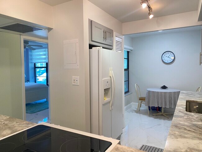 Building Photo - 2 Royal Palm Way