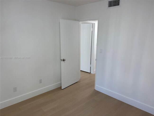 Building Photo - 10790 N Kendall Dr