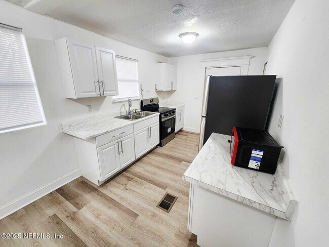 Building Photo - 2184 W 45th St