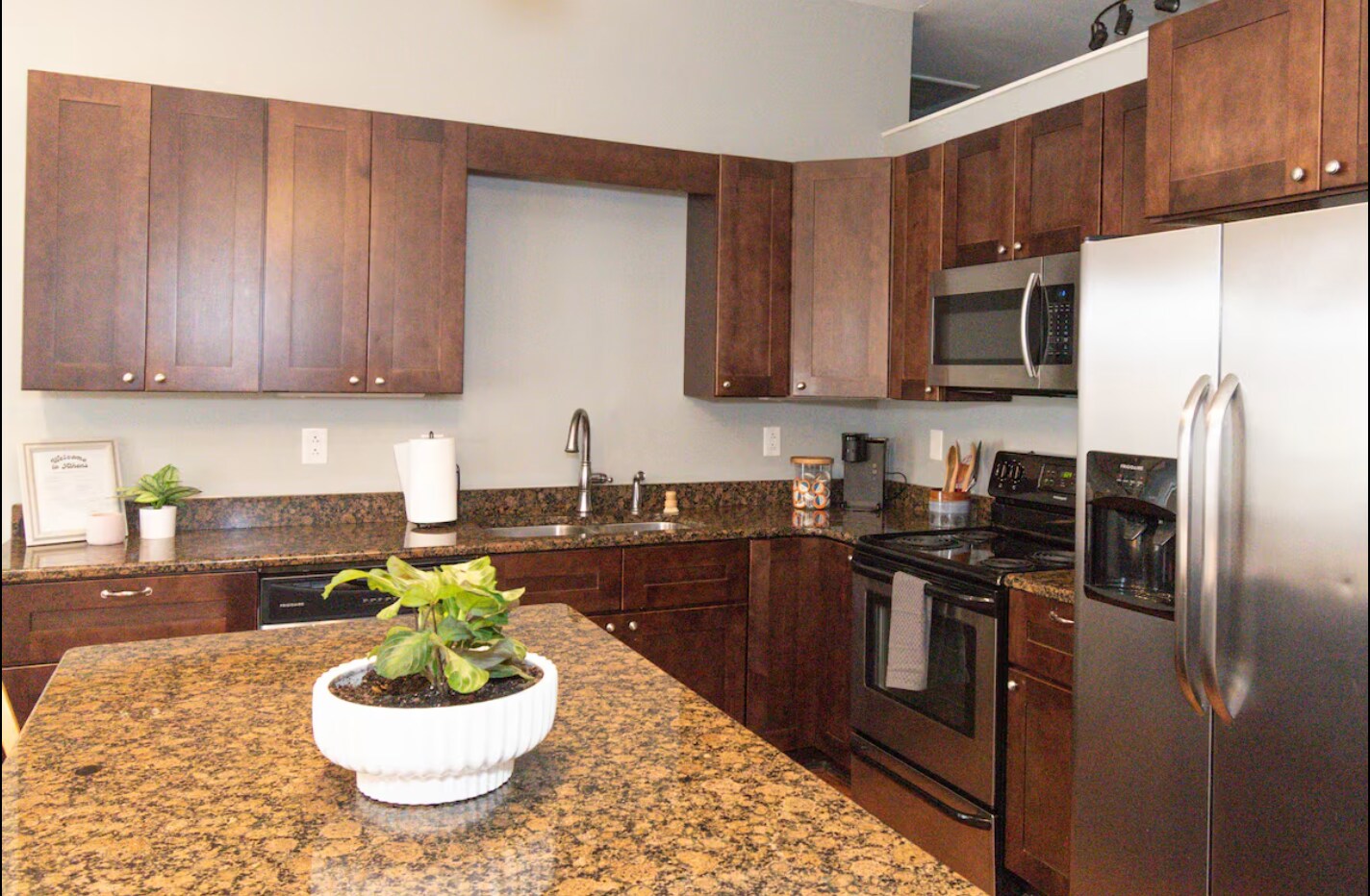 Building Photo - 492 N Thomas St