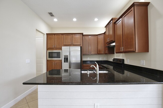 Building Photo - Beautiful 3/2.5 Spacious Townhome with a L...