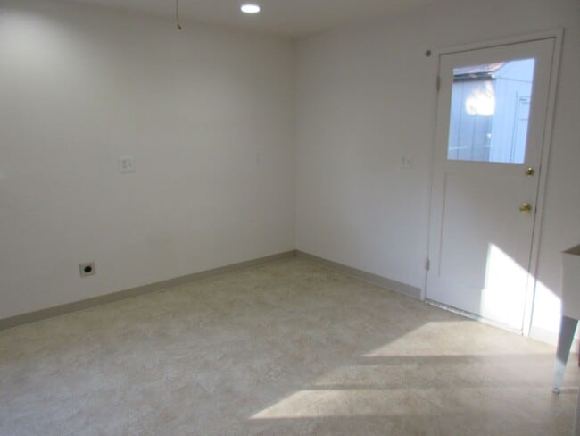 Building Photo - Three Bedroom Home in South Salem