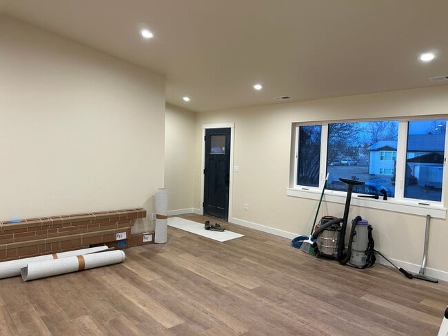 Building Photo - 2Br 2Full Baths and 2 walk in closets-privacy and space.