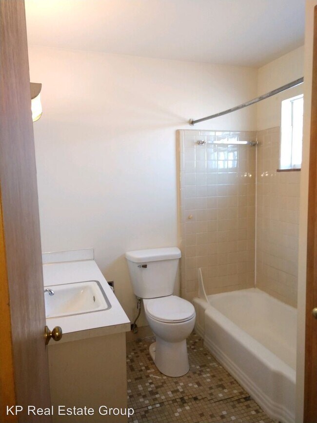 Building Photo - 1 br, 1 bath Apartment - 5827 N Meadows Blvd