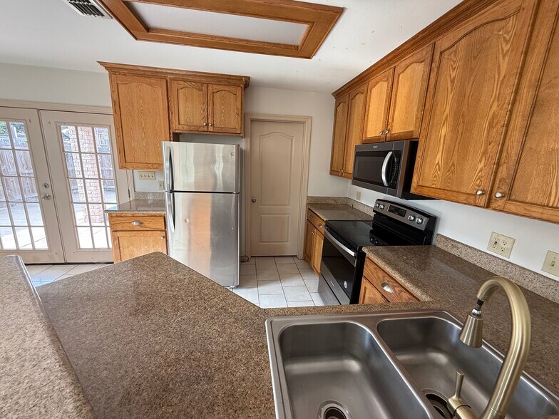 Building Photo - 1502 W Kiwi
