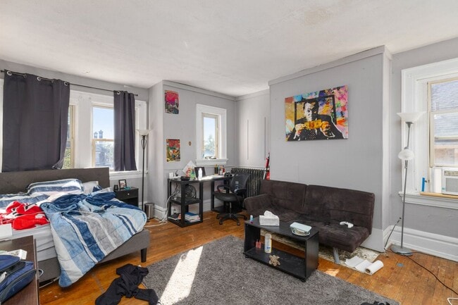 Building Photo - Massive  13-Bedroom House with huge Privat...