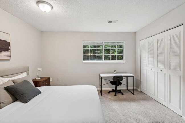 Building Photo - 2605 Kenridge Pkwy