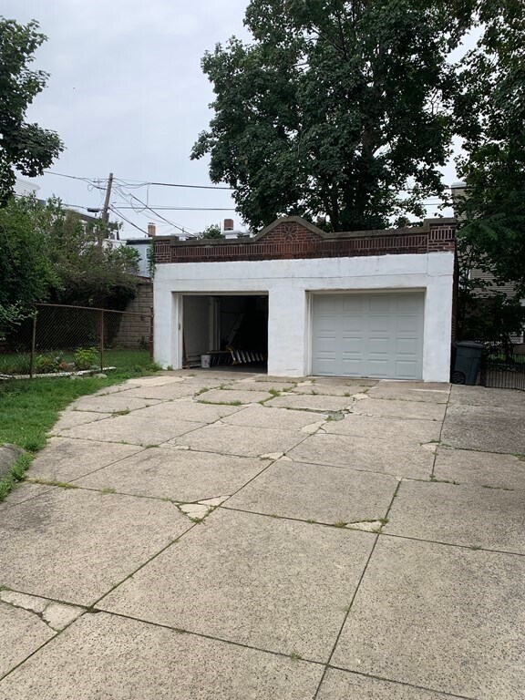 Building Photo - 824 E 5th St