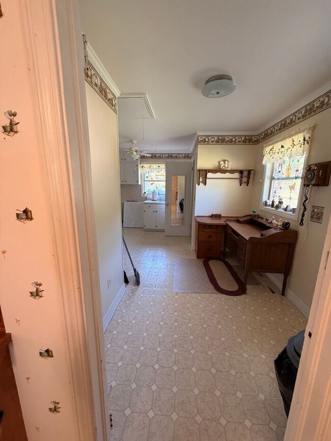 Building Photo - Home on 2.5 Acres in laurens!!