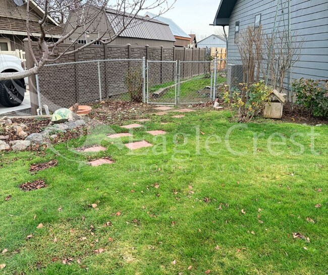 Building Photo - Thoughtfully Designed 3 Bedroom 2 bathroom Home with Open Kitchen and Private Deck