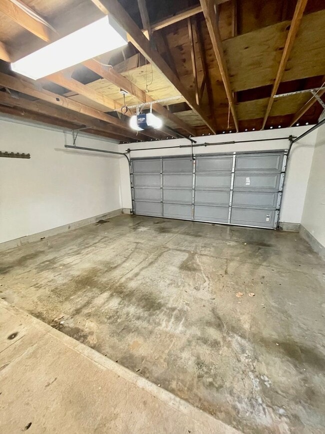 Building Photo - Ocen Pointe Potenial 3 Bedroom Home for Re...