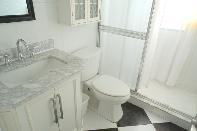 Building Photo - 401 Southampton A