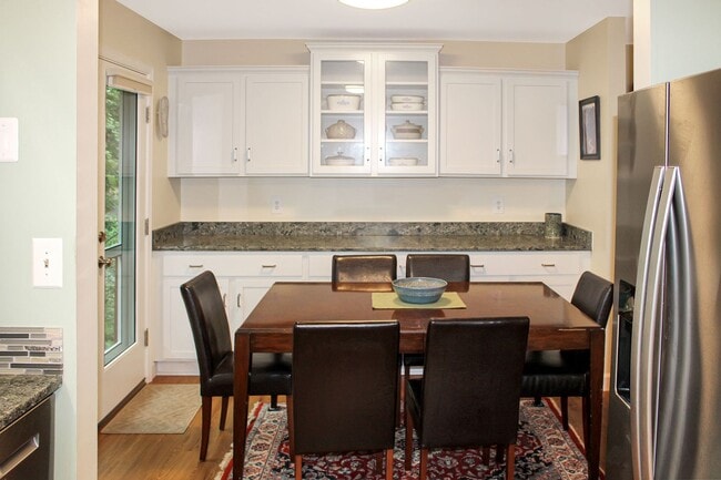 Building Photo - Furnished 2-bedroom / 1-bath