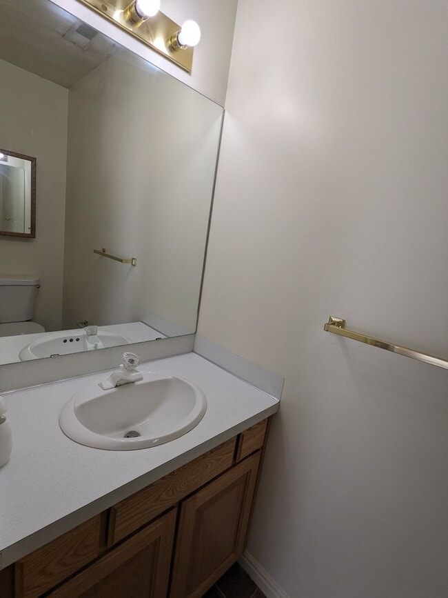 Building Photo - Layton 3 Bed Townhome with Garage & Fenced Yard – 2 Weeks Free!