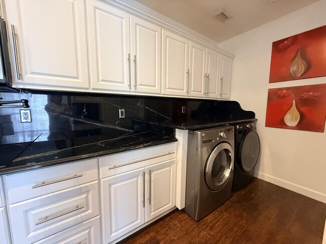 Building Photo - 10440 SW Stephanie Way