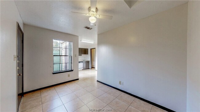 Building Photo - 725 Peppertree Dr