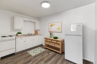 Building Photo - Your Next Home in the Heart of Yorktown Sc...