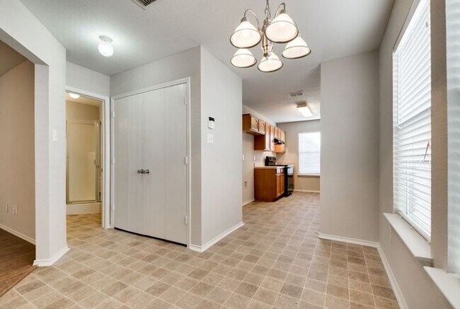 Building Photo - No App Fee. $500 off 1st months rent with ...