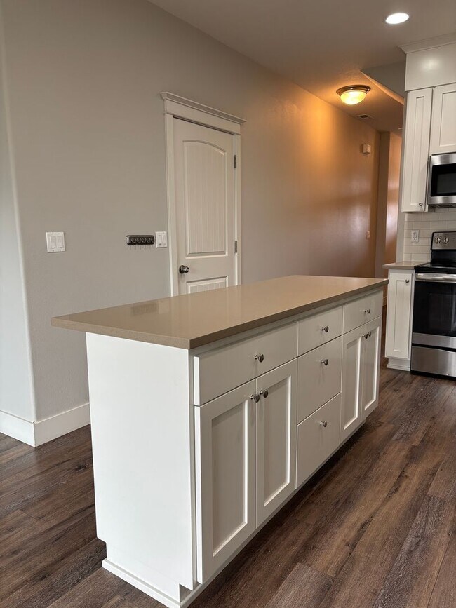 Building Photo - Newer 2 Story Home in Newberg   SHOWINGS  START  MAY 15th