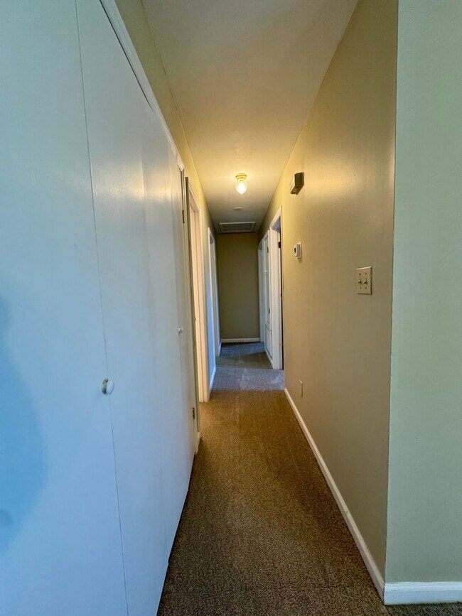 Building Photo - Charming 3 Bedroom, 2 Bath Home Available Now!