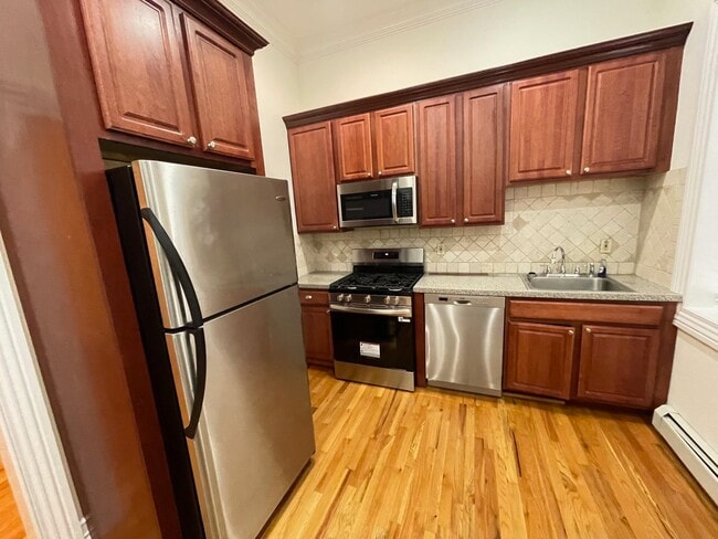 Building Photo - 145 Grand St