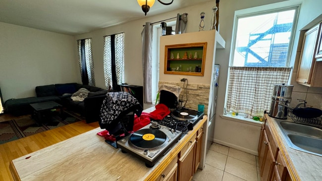 Building Photo - 1368 W Evergreen Ave