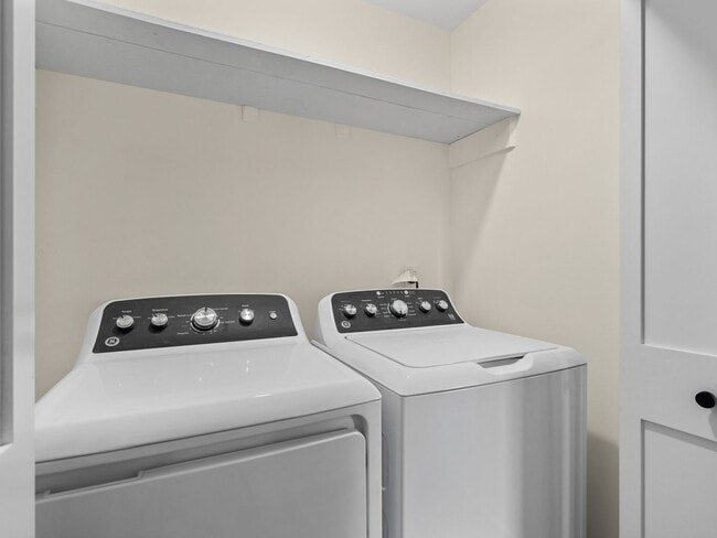 Building Photo - Newly Renovated 2/1.5 Townhome in Nashville