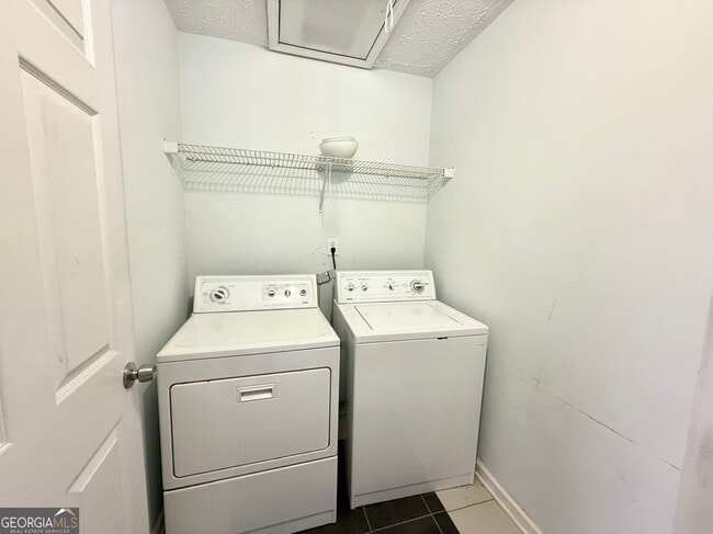 Building Photo - 1563 Oak Park Ct