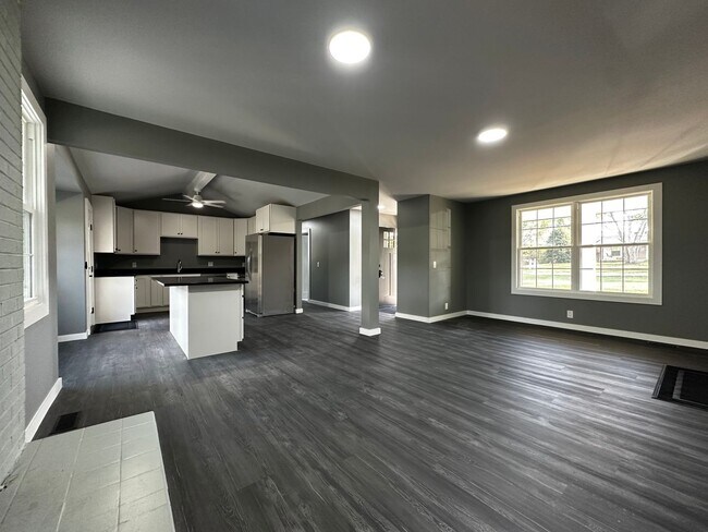 Building Photo - Fully Renovated in the Heart of Hendersonv...