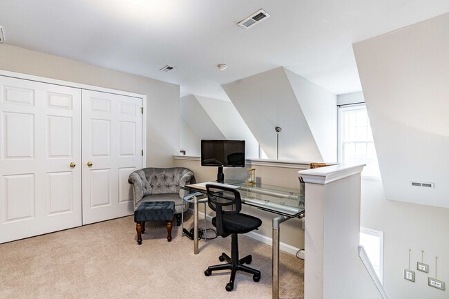 Building Photo - 2 Bedroom + Loft Townhome in Prime Raleigh...