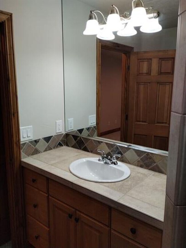 Building Photo - Spacious Cottonwood Heights Home with Vaulted Ceilings & Finished Basement