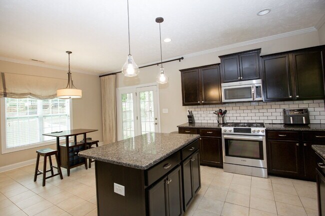 Building Photo - "Large 3-Bedroom plus BONUS Retreat with S...