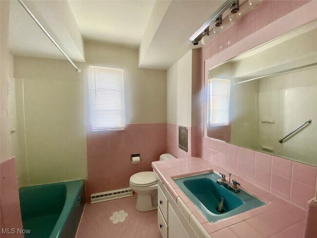 Building Photo - 463 Treeside Dr