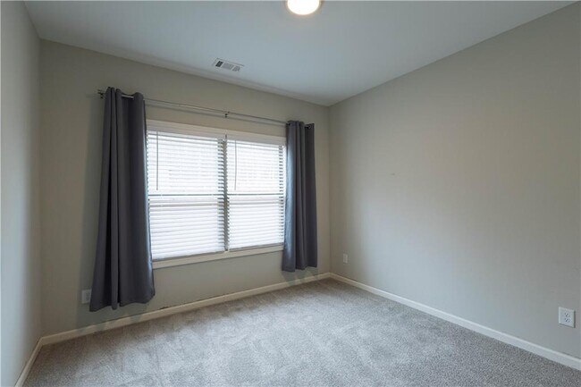 Building Photo - 214 Oakwood Dr