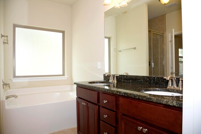 Building Photo - 289 Dickens Dr