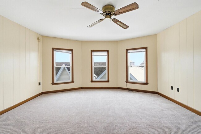 Building Photo - 135 Sagamore St