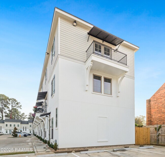 Building Photo - 202 Steiner Oaks