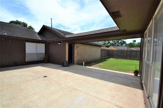 Building Photo - 15927 Tumbling Rapids Dr