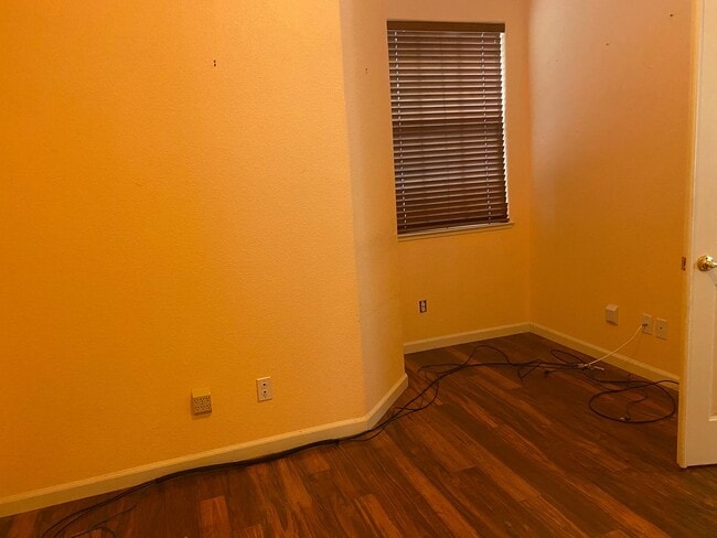 Building Photo - Huge 4 Bed 2 Bath + Den Golf Course Hom...